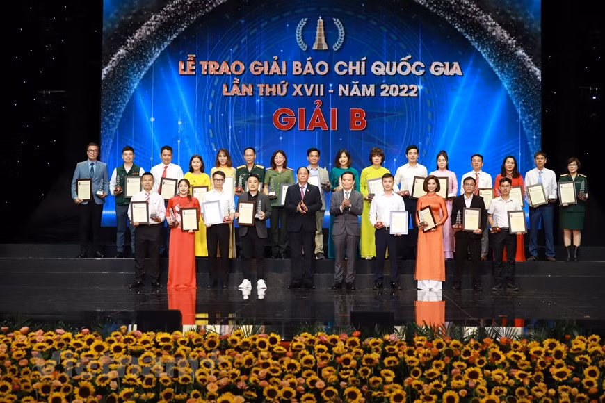 El viceprimer ministro Tran Luu Quang y el vicepresidente de la Asamblea Nacional Tran Quang Phuong entregan el Premio B a los ganadores.
