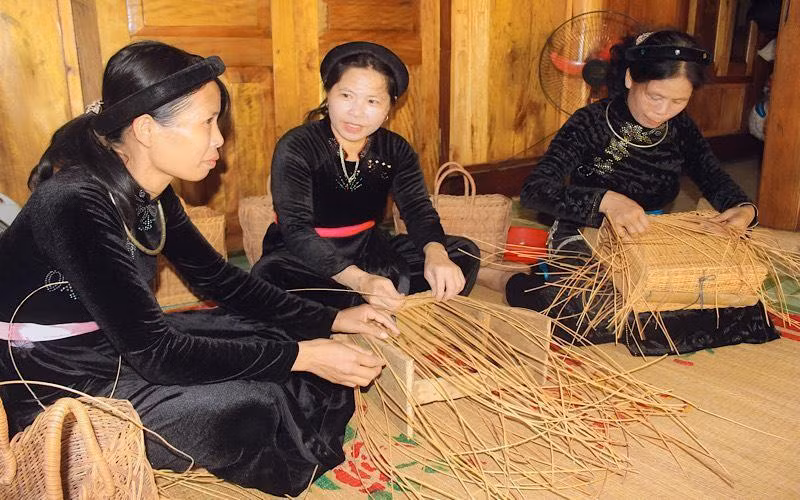 Restauración del oficio tradicional del tejido de bambú y ratán de la etnia Tay, en el distrito de Na Hang.