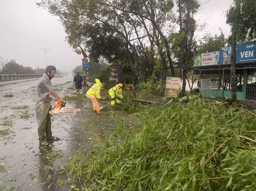 La policía de tránsito de la provincia de Thua Thien - Hue quitan las ramas de los árboles. (Foto: VNA)
