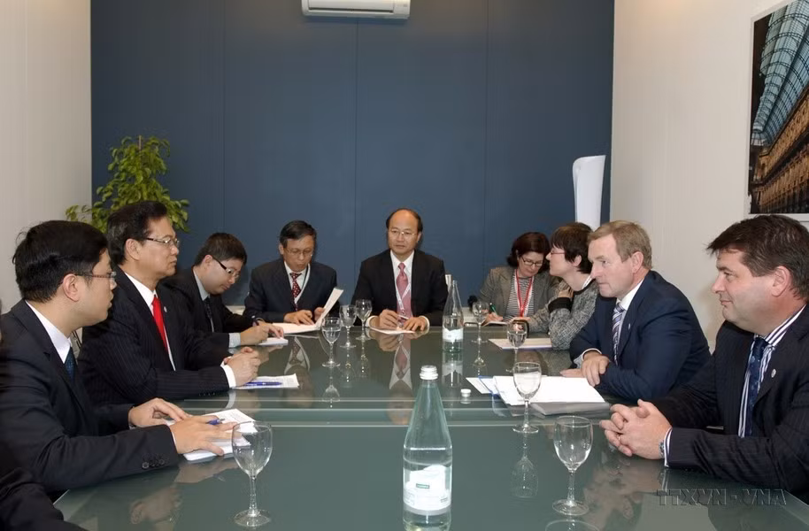 Al margen de la X Cumbre Asia-Europa (ASEM 10) celebrada en Milán (Italia), el primer ministro Nguyen Tan Dung se reúne con su homólogo irlandés Kenny Enda (17 de octubre de 2014).