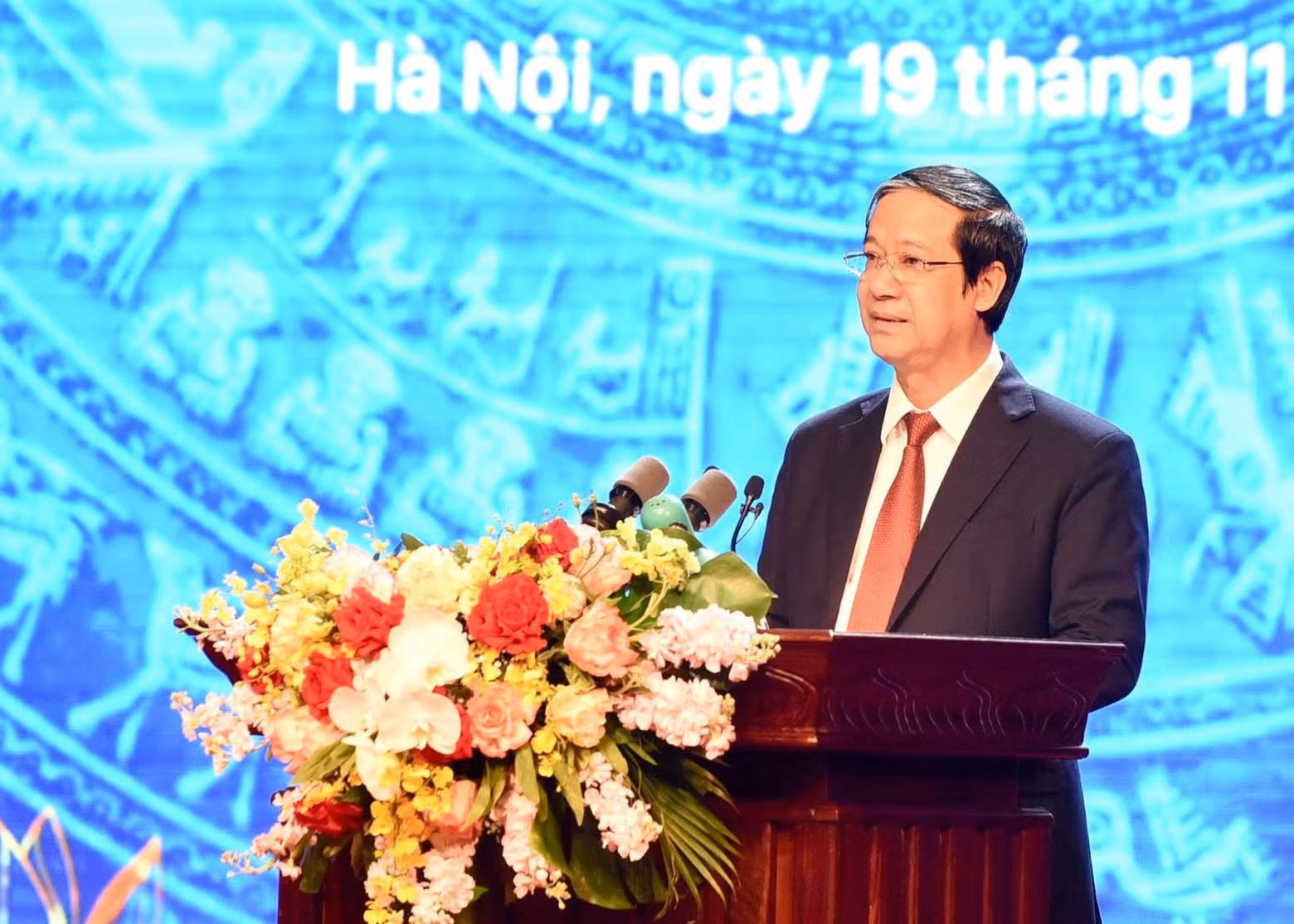 El ministro de Educación y Formación, Nguyen Kim Son, pronuncia un discurso en la cita.