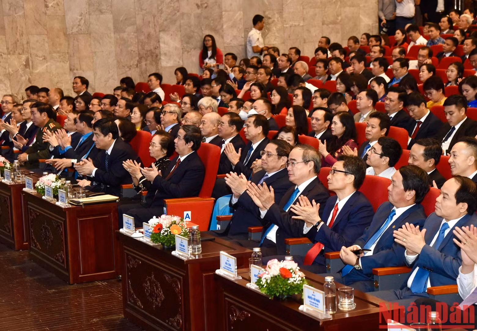 El primer ministro Pham Minh Chinh y otros delegados en la cita.