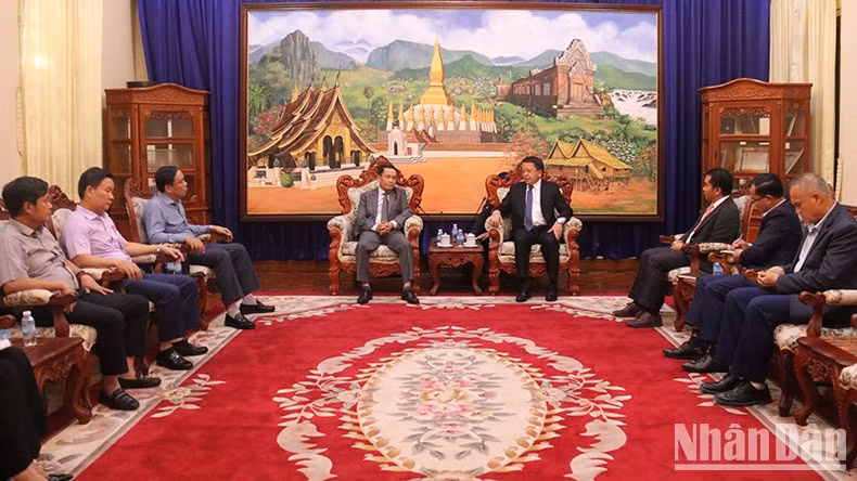 El viceministro de Información, Cultura y Turismo de Laos Vansy Kuamua recibe a la delegación de la Asociación de Periodistas de Vietnam.