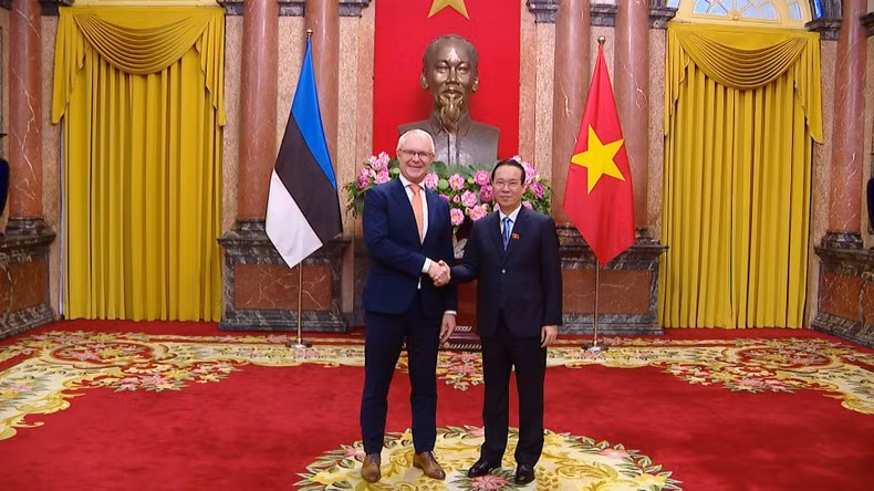 El presidente de Vietnam, Vo Van Thuong, recibe al embajador de Estonia, Hannes Hanso.
