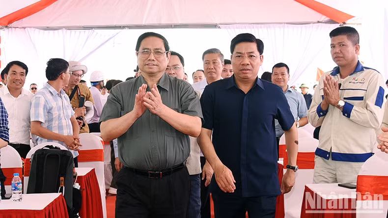 Minh Chinh en la ceremonia de inauguración de la segunda fase del puente Nhu Nguyet sobre el río Cau, que conecta las dos provincias de Bac Ninh y Bac Giang.