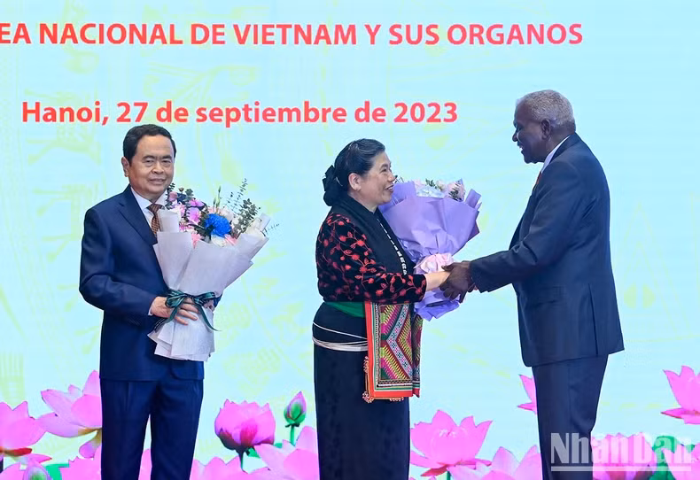 Esteban Lazo hace entrega de la Orden de la Solidaridad a la ex vicepresidenta permanente de la Asamblea Nacional de Vietnam, Tong Thi Phong. Esteban Lazo hace entrega de la Orden de la Solidaridad a la ex vicepresidenta permanente de la Asamblea Nacional de Vietnam, Tong Thi Phong.