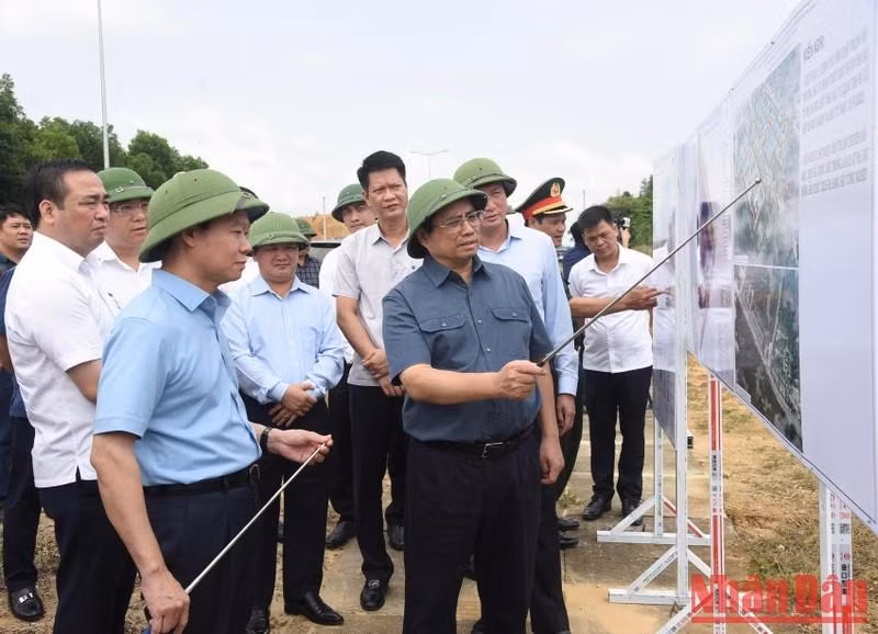 El jefe de Gabinete inspecciona el proyecto de construcción de un área urbana y de servicios en Tran Yen.