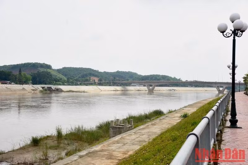 La sección del río Rojo que pasa por la ciudad de Yen Bai.