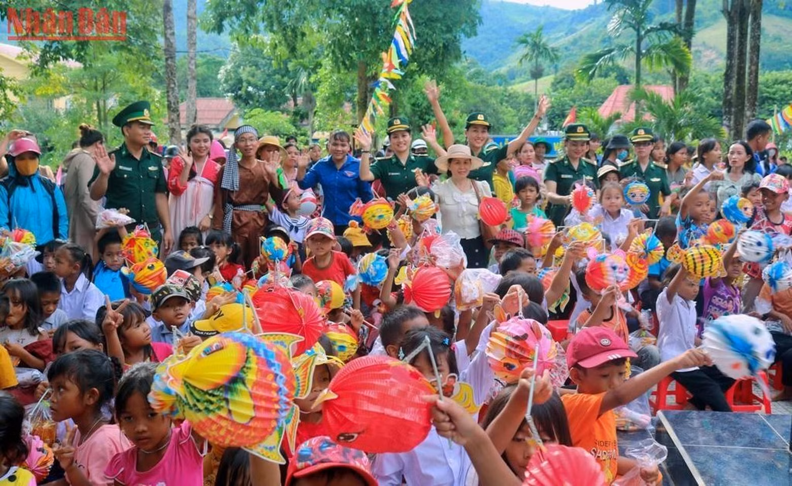 El programa no solo brindó a los niños un cálido Festival del Medio Otoño, sino también dejó momentos inolvidables a los maestros y la población local.