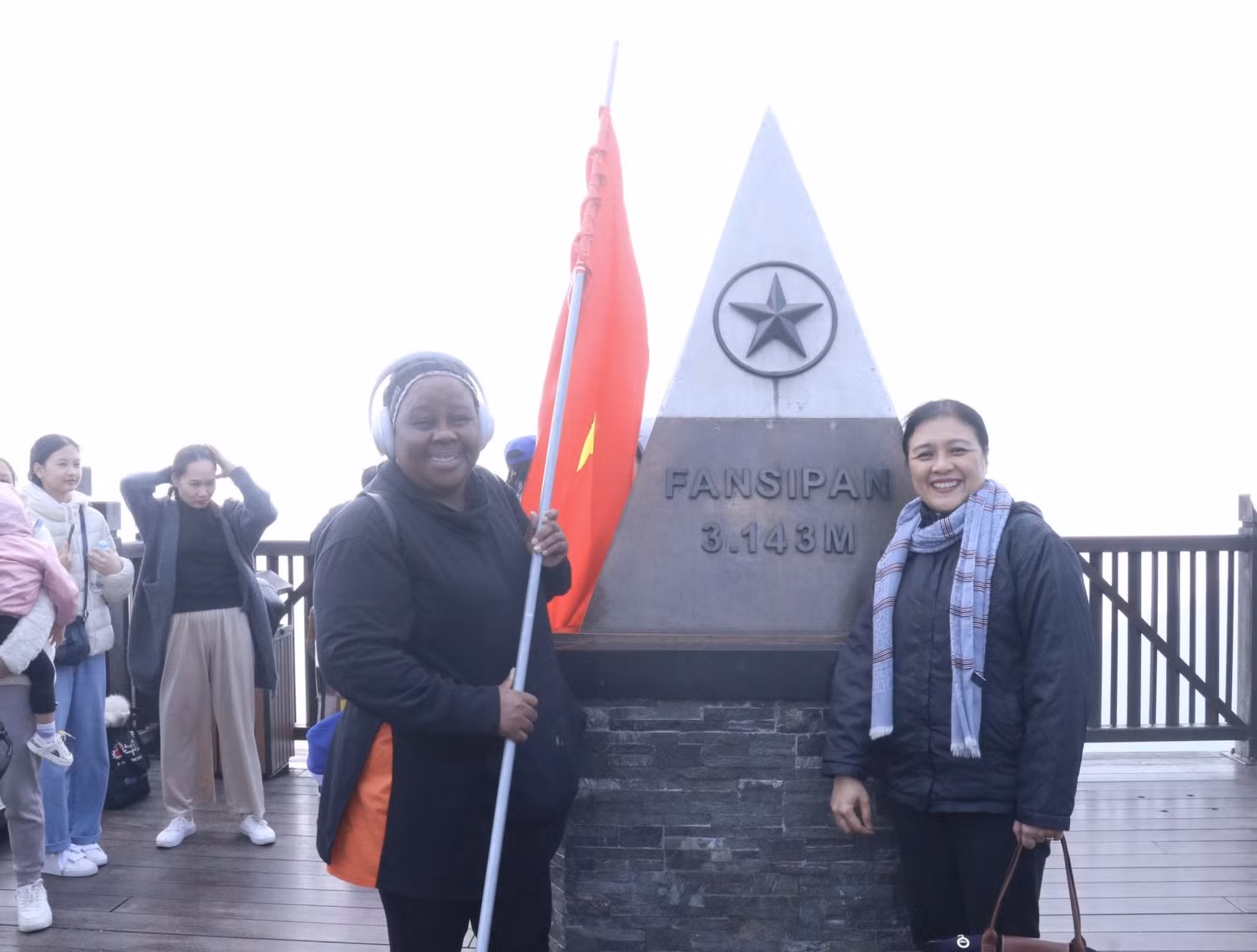 Vuyiswa Tulelo, embajadora de la República de Sudáfrica (izquierda), y la jefa de VUFO, Nguyen Phuong Nga. Vuyiswa Tulelo, embajadora de la República de Sudáfrica (izquierda), y la jefa de VUFO, Nguyen Phuong Nga.