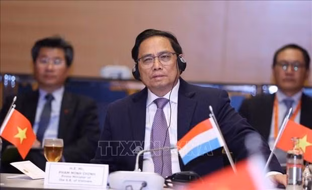 El primer ministro de Vietnam, Pham Minh Chinh, mantiene encuentro con dirigentes de grupos europeos. (Fotografía: VNA) El primer ministro de Vietnam, Pham Minh Chinh, mantiene encuentro con dirigentes de grupos europeos. (Fotografía: VNA)