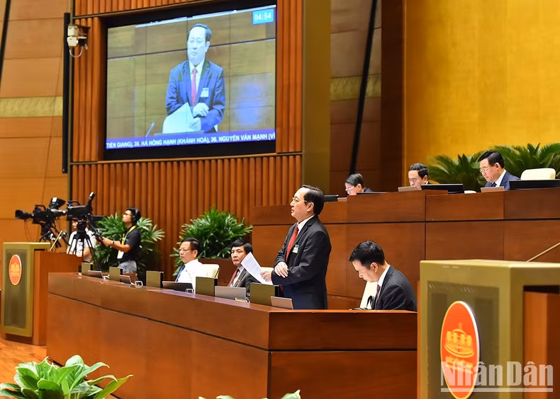 El ministro de Ciencia y Tecnología, Huynh Thanh Dat, responde a las preguntas de los diputados.