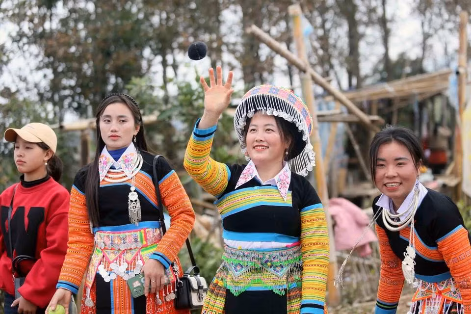 Mujeres de la etnia Mong de la comuna de Hua Nhan, distrito de Bac Yen, participan en el juego de tirar bolas de tela Pao.