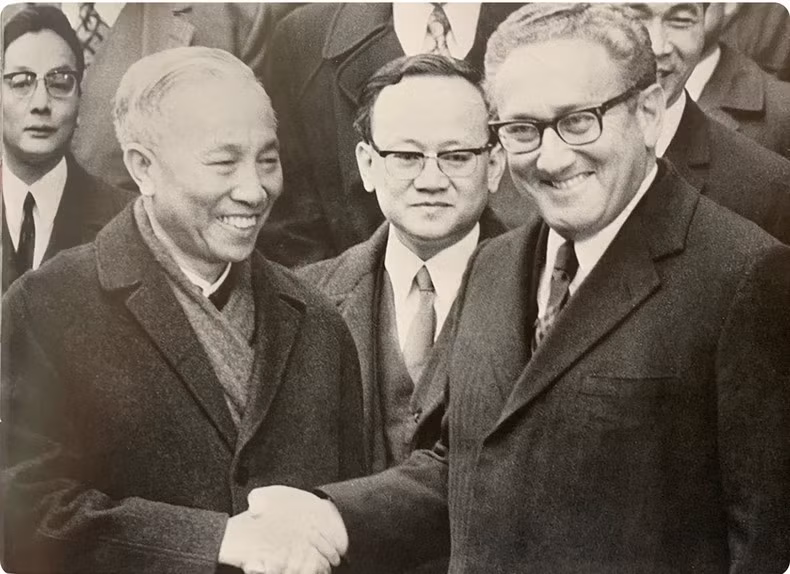 Le Duc Tho y Henry Kissinger se dan la mano después de rubricar los Acuerdos de París.