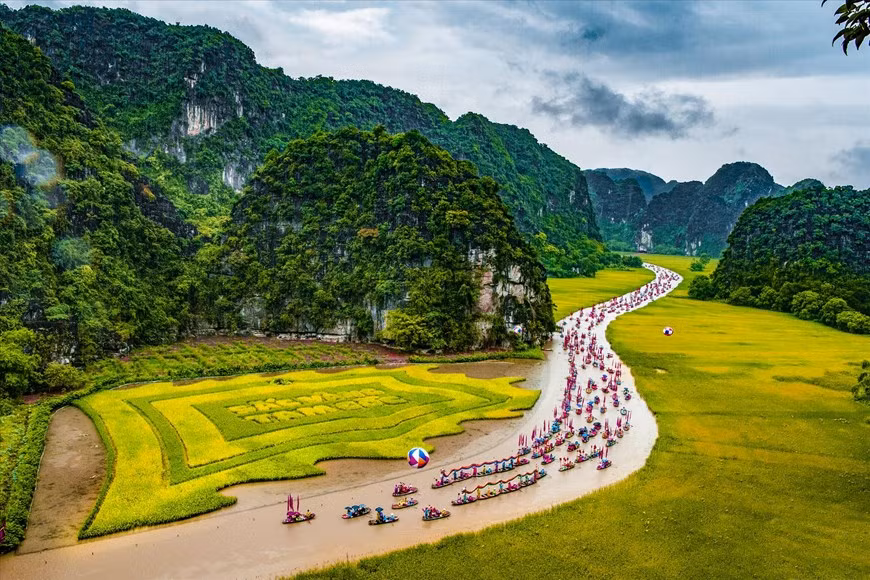 Procesión de botes dragón en el río Ngo Dong en el festival de Tam Coc. Procesión de botes dragón en el río Ngo Dong en el festival de Tam Coc.