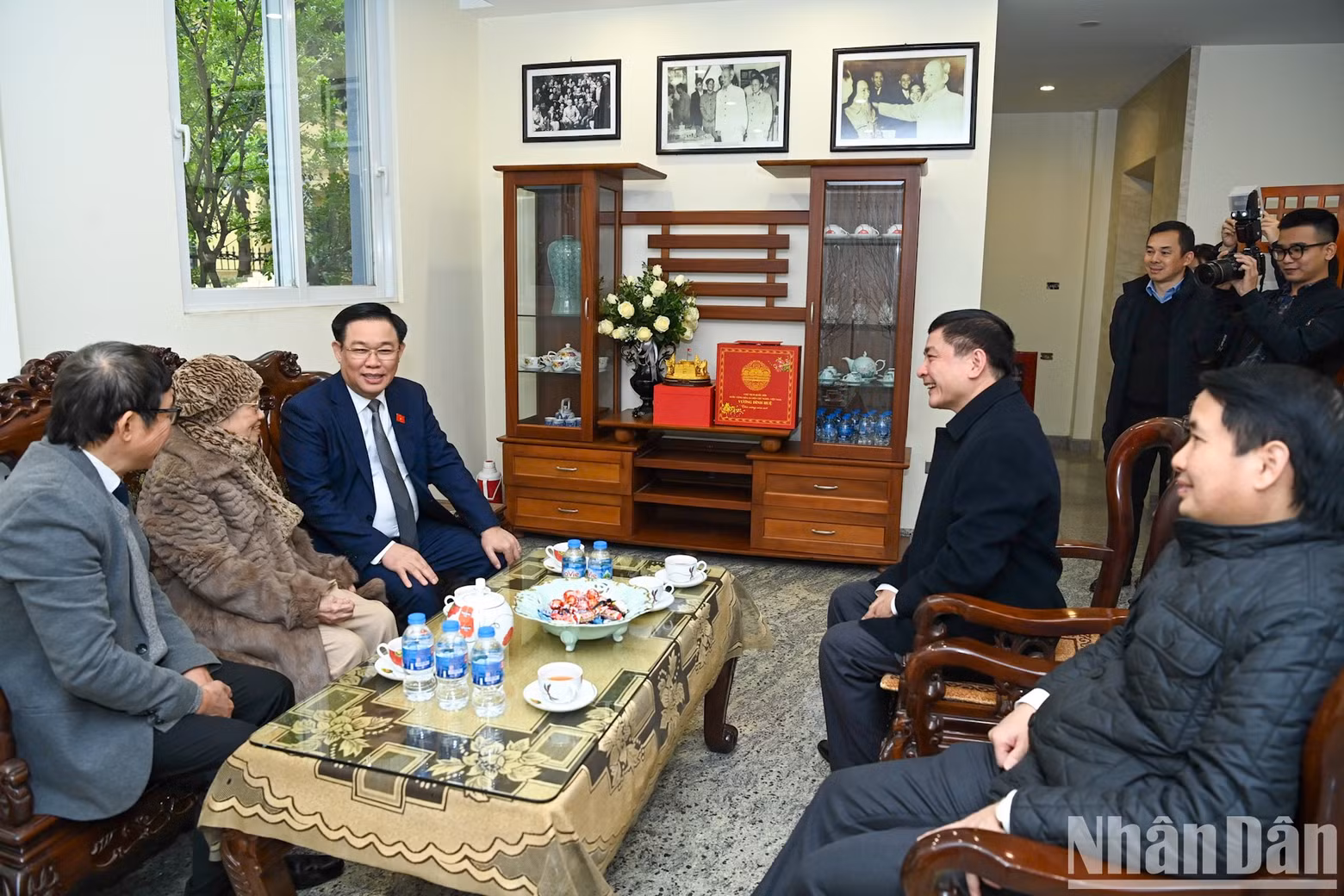 Dinh Hue y la familia del ex presidente de la Asamblea Nacional, Le Quang Dao.