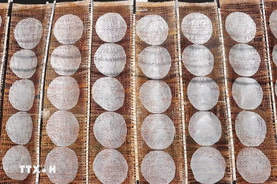 Los panqueques, elaborados con arroz, sésamo y leche de coco, se asan sobre carbón antes de comer. Los panqueques, elaborados con arroz, sésamo y leche de coco, se asan sobre carbón antes de comer.