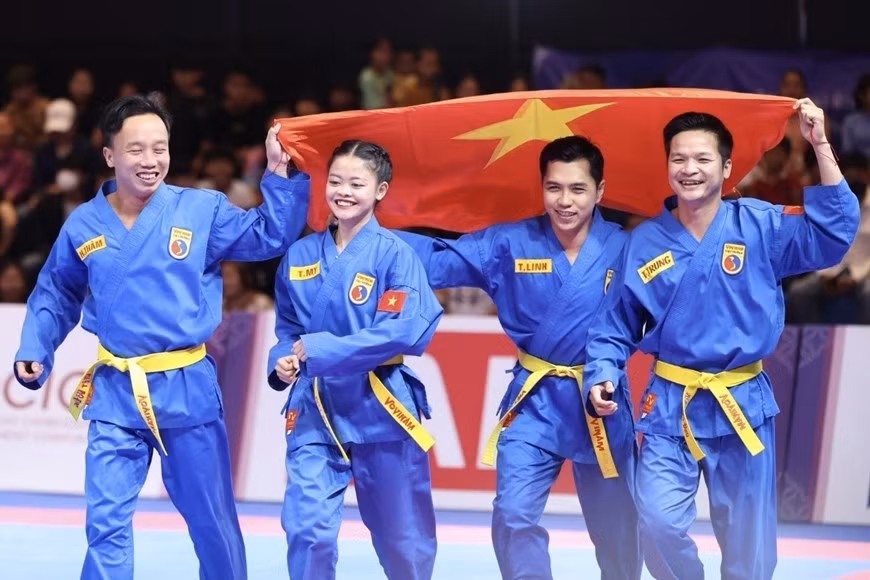 Los atletas Lam Thi Thuy My, Le Toan Trung, Doan Hoang Tham y Lam Tri Linh celebraron su victoria después de ganar una medalla de oro en la disciplina de Vovinam en los SEA Games 32.
