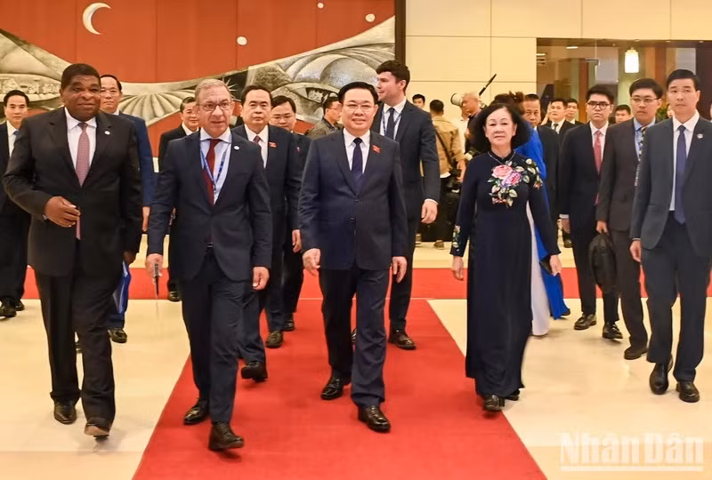A la ceremonia de apertura asisten el presidente de la Asamblea Nacional de Vietnam, Vuong Dinh Hue, el presidente de la Unión Interparlamentaria, Duarte Pacheco, y otros delegados. A la ceremonia de apertura asisten el presidente de la Asamblea Nacional de Vietnam, Vuong Dinh Hue, el presidente de la Unión Interparlamentaria, Duarte Pacheco, y otros delegados.