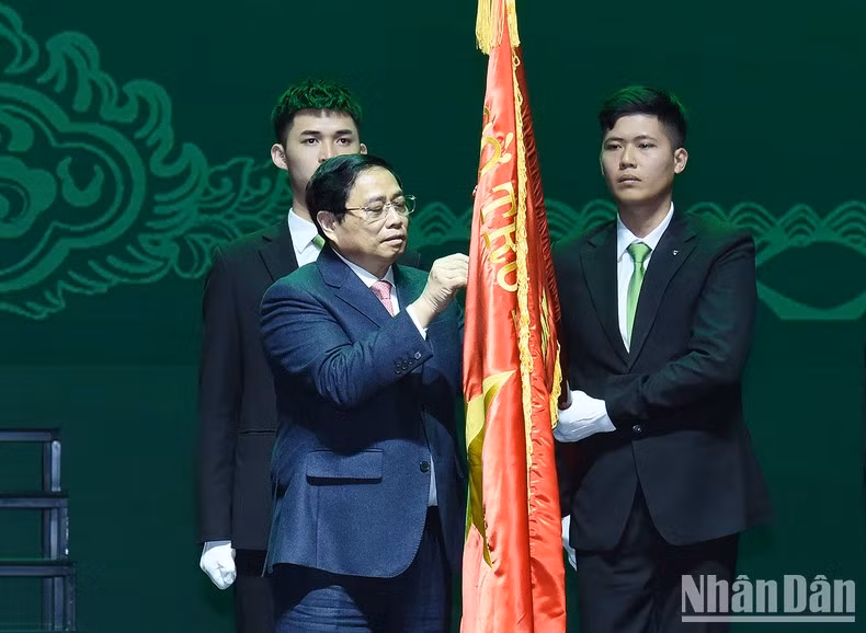 Pham Minh Chinh otorga el título Héroe Laboral a Vietcombank.