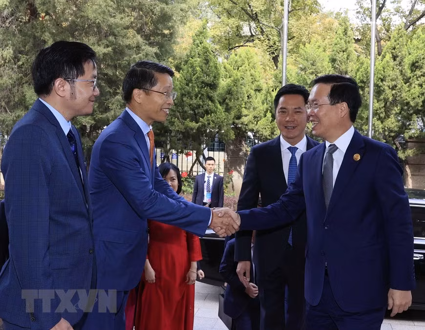 El presidente de Vietnam, Vo Van Thuong, saluda a los diplomáticos y empleados de las representaciones del país en China. (Fotografía: VNA) El presidente de Vietnam, Vo Van Thuong, saluda a los diplomáticos y empleados de las representaciones del país en China. (Fotografía: VNA)