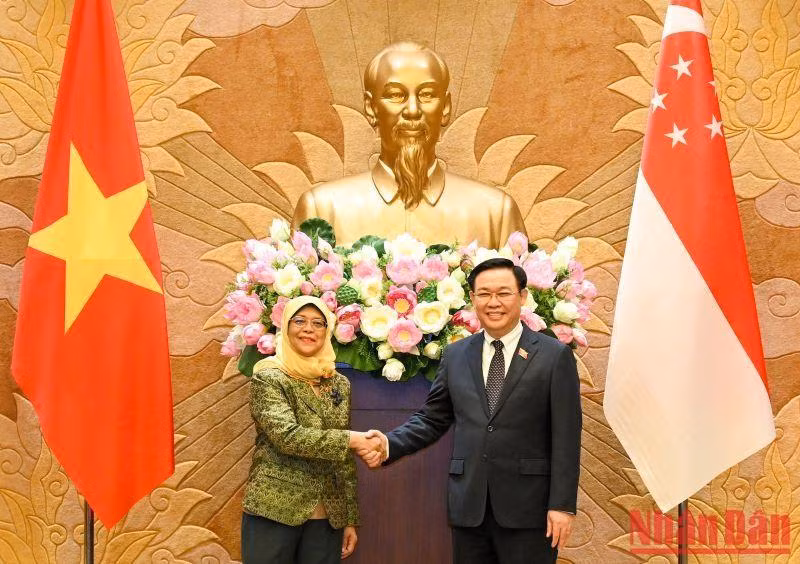 El presidente de Asamblea Nacional de Vietnam, Vuong Dinh Hue, y la presidenta de Singapur, Halimah Yacob. El presidente de Asamblea Nacional de Vietnam, Vuong Dinh Hue, y la presidenta de Singapur, Halimah Yacob.