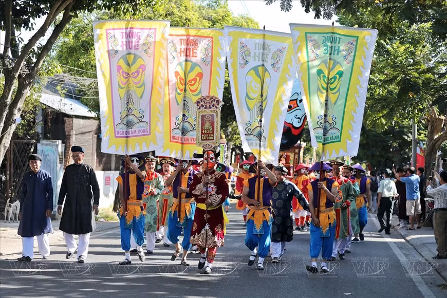Artistas de Hue participan en la promoción del arte de la corte real de Hue.
