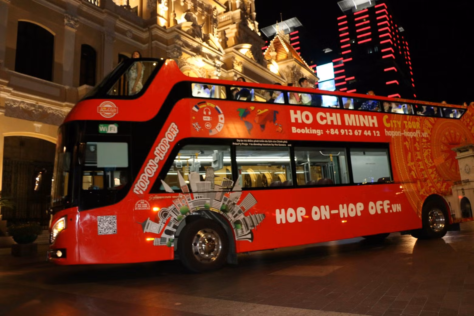El viaje turístico “Noche insomne en Saigón”, un recorrido nocturno por esta urbe survietnamita desde las 23:00 hasta las 7:00 de la mañana siguente por autobús de dos pisos. (Fotografía: VNA)