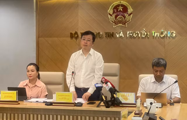 El viceministro de Información y Comunicación Nguyen Thanh Lam habla en la rueda de prensa (Fotografía: VNA)