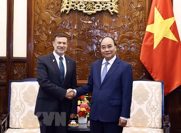 El presidente vietnamita, Nguyen Xuan Phuc, recibe al embajador australiano Andrew John Lech Goledzinowski. (Fotografía: VNA) El presidente vietnamita, Nguyen Xuan Phuc, recibe al embajador australiano Andrew John Lech Goledzinowski. (Fotografía: VNA)