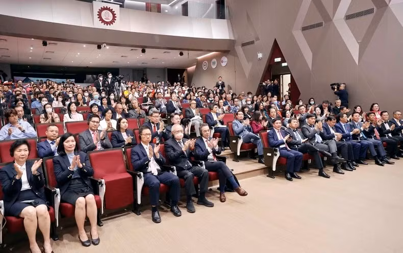 Los delegados y estudiantes en el encuentro.