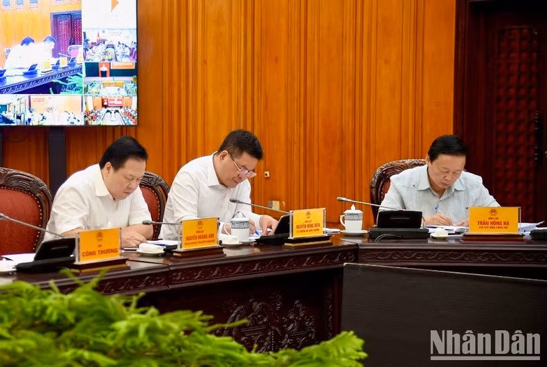 El vicepremier Tran Hong Ha y delegados de las entidades relacionadas.