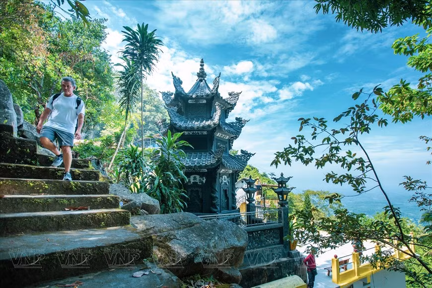 Las pagodas antiguas y muchas historias misteriosas siempre atraen la curiosidad de los turistas cuando llegan a la montaña Chua Chan.