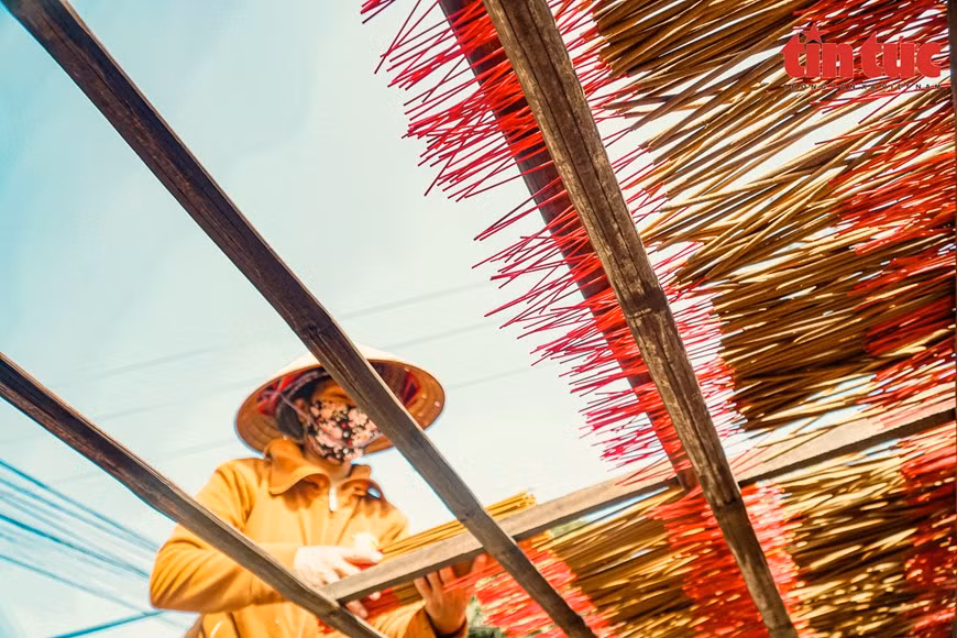 Las varitas de inciensos secadas bajo el sol cubren todos los rincones de la localidad con un rojo radiante, para evitar el fenómeno del moho. Las varitas de inciensos secadas bajo el sol cubren todos los rincones de la localidad con un rojo radiante, para evitar el fenómeno del moho.