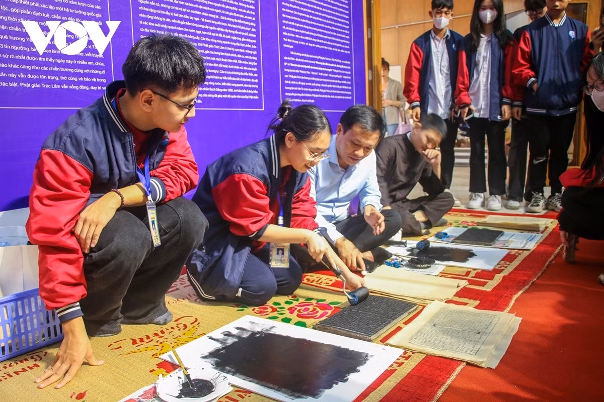 Estudiantes prueban la impresión tradicional en el papel Do.