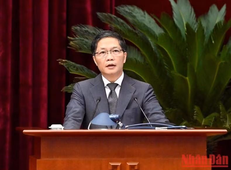 El miembro del Buró Político y jefe de la Comisión de Asuntos Económicos del Comité Central del Partido, Tran Tuan Anh, presenta un informe.