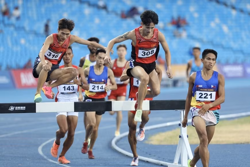 Nguyen Trung Cuong conquistó una presea de oro en la carrera de obstáculos de tres mil metros masculino en los SEA Games 32.