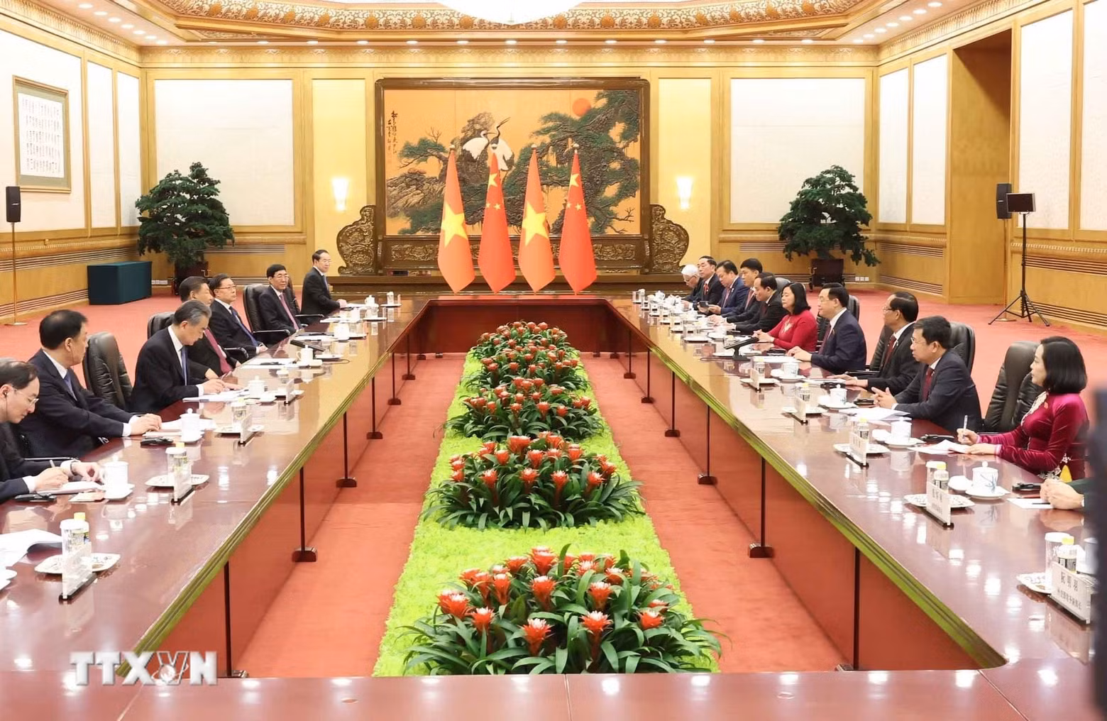 El presidente de la Asamblea Nacional de Vietnam, Vuong Dinh Hue, y el secretario general del Partido Comunista y presidente de China, Xi Jinping. (Fotografía: VNA) El presidente de la Asamblea Nacional de Vietnam, Vuong Dinh Hue, y el secretario general del Partido Comunista y presidente de China, Xi Jinping. (Fotografía: VNA)