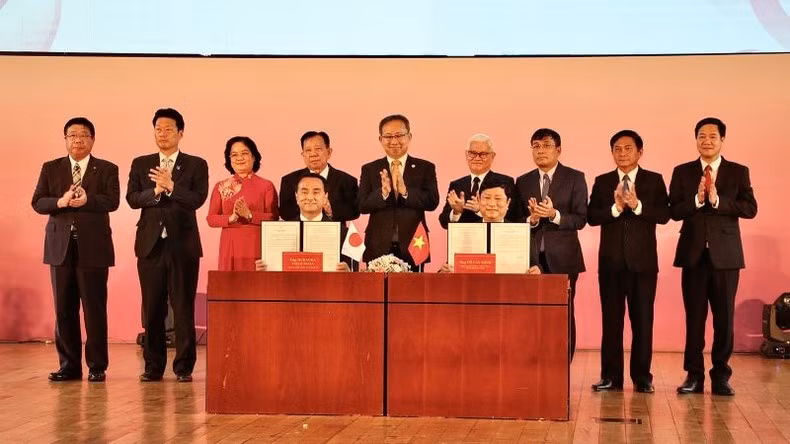 La rúbrica del acuerdo de colaboración en enfermería entre Binh Duong e Yamaguchi.