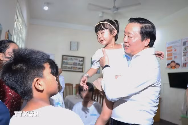 El viceprimer ministro Tran Hong Ha visita la Aldea Infantil SOS de Hue. (Fotografía: VNA)