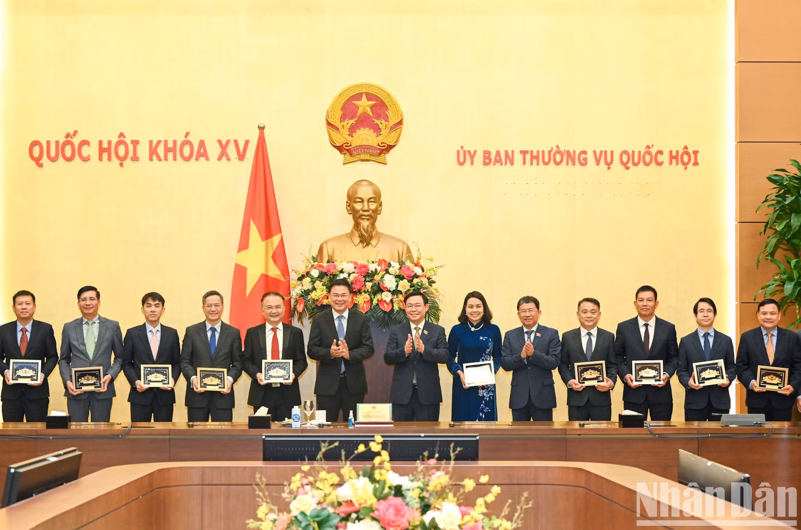 Vuong Dinh Hue y los jefes de las misiones diplomáticas en el extranjero.