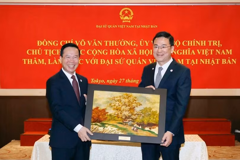 El presidente entrega una pintura a la Embajada de Vietnam en Japón.