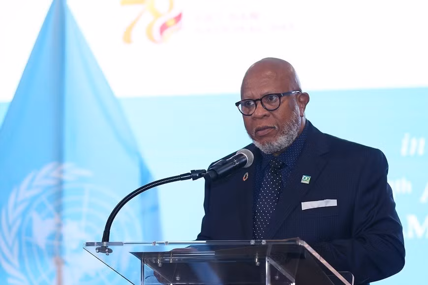 El presidente del 78º período de sesiones de la Asamblea General de la ONU, Dennis Francis, habla en el evento. (Fotografía: VNA)