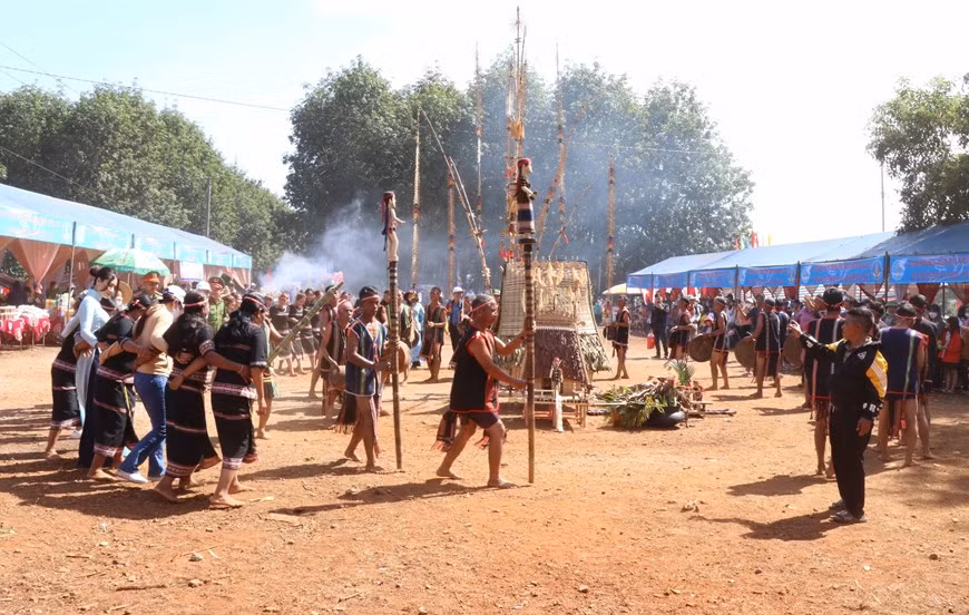 Las actuaciones de gongs representan la conexión comunitaria y solidaridad. Las actuaciones de gongs representan la conexión comunitaria y solidaridad.