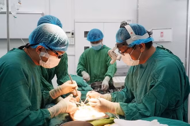 La cirugía que involucra al Hospital Cho Ray en Ciudad Ho Chi Minh y el Hospital de Amistad Vietnam-Alemania en Hanói. (Fotografía: VNA)