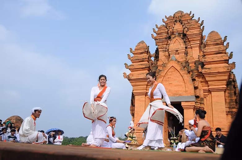 Hoy en día, la danza se interpreta no sólo en las torres, sino también en festivales e intercambios culturales entre grupos étnicos. Hoy en día, la danza se interpreta no sólo en las torres, sino también en festivales e intercambios culturales entre grupos étnicos.