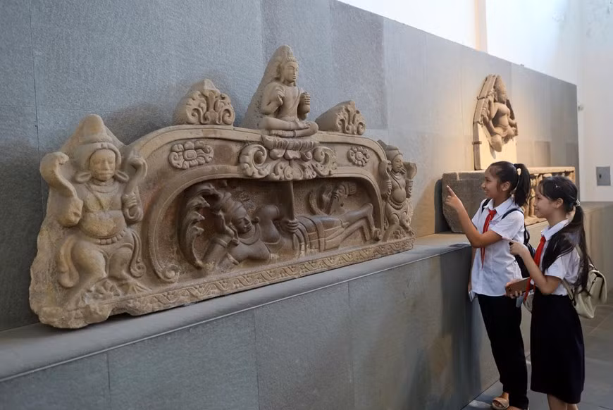 Estudiantes de Da Nang aprenden sobre el relieve de Brahma, reconocido como Tesoro Nacional en 2024.