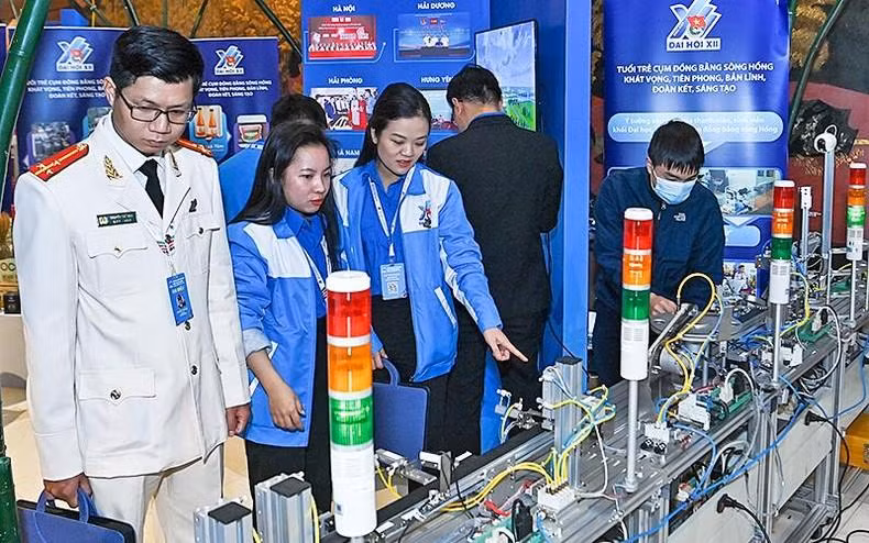 Exhibición de productos innovadores de la UJCHCM en el delta del río Rojo.