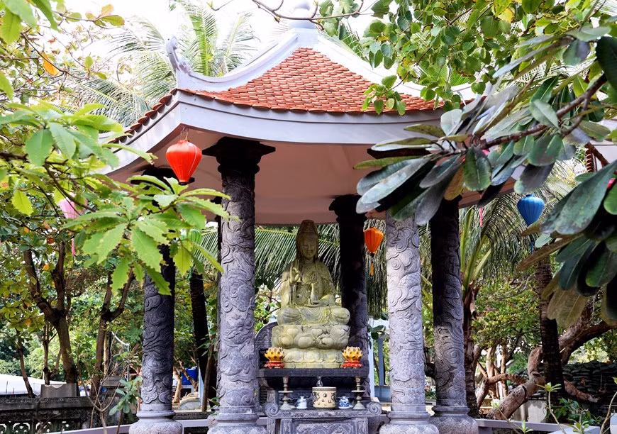 El altar de Avalokitesvara en el recinto de la pagoda.