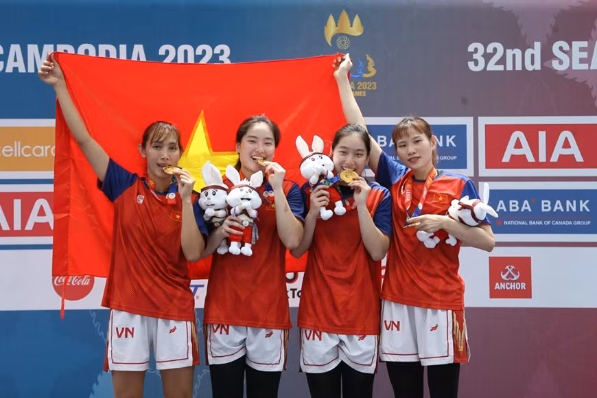 El equipo femenino vietnamita de baloncesto derrotó de manera excelente a la selección de Filipinas en la ronda final, trayendo la primera medalla de oro de esta disciplina en los SEA Games 32.